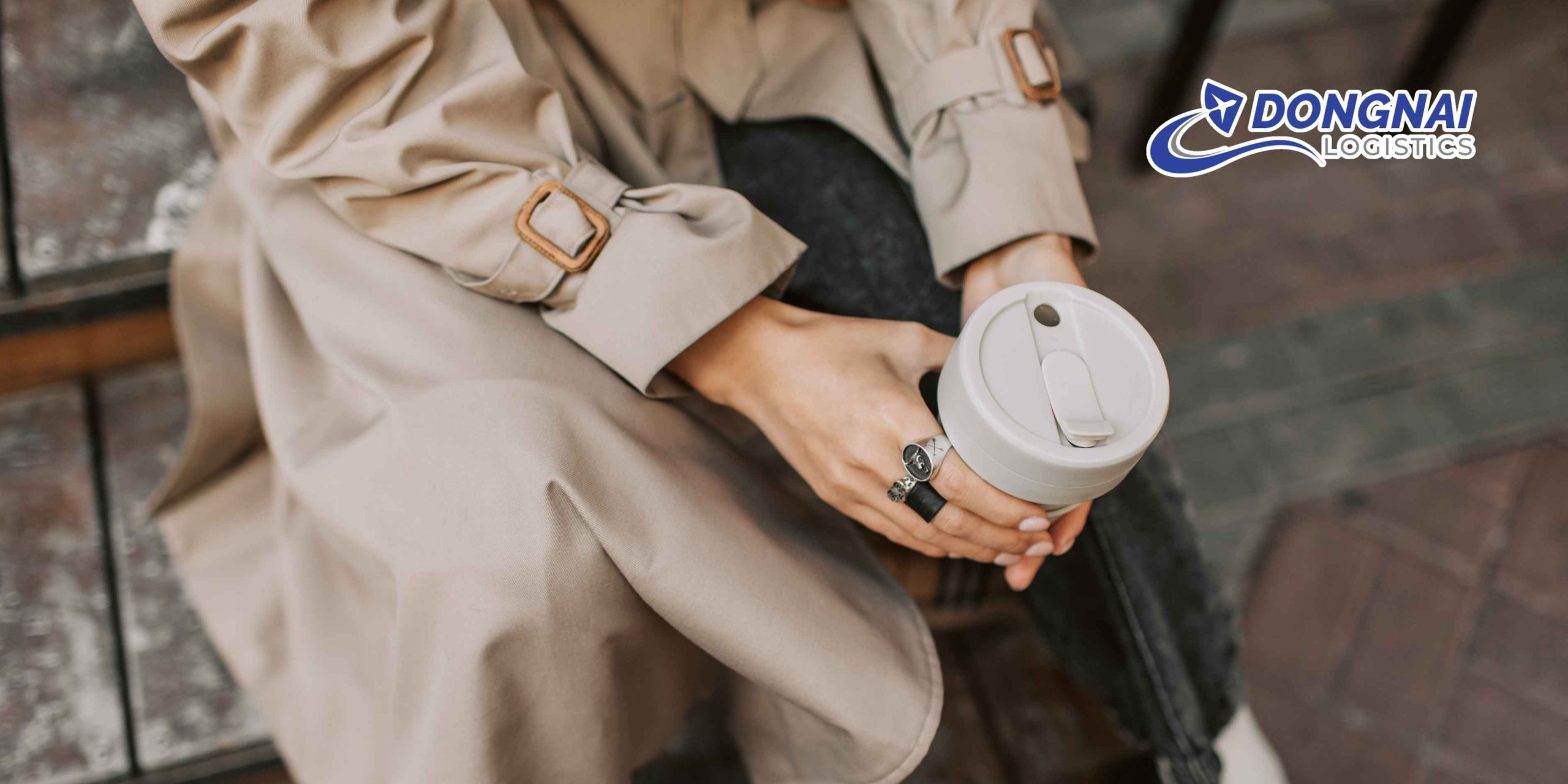 Vận Chuyển Áo Măng Tô Đi Đức – Hướng Dẫn Thực Tế Từ Khâu Chuẩn Bị Đến Giao Nhận