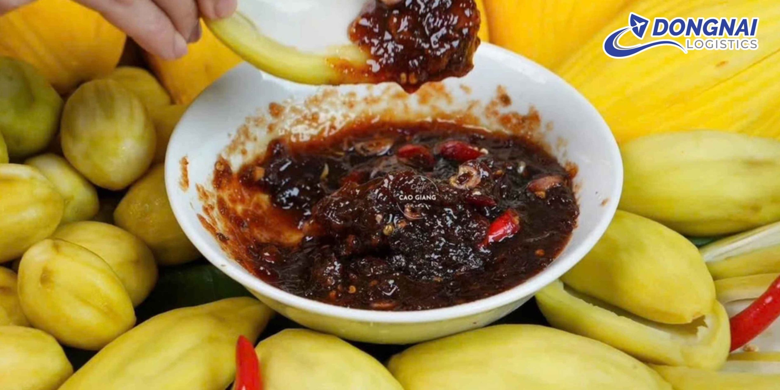 Gửi sốt chấm trái cây từ Tây Ninh vào Huế – Đóng gói kín, giao nhanh cùng DongNai Logistics