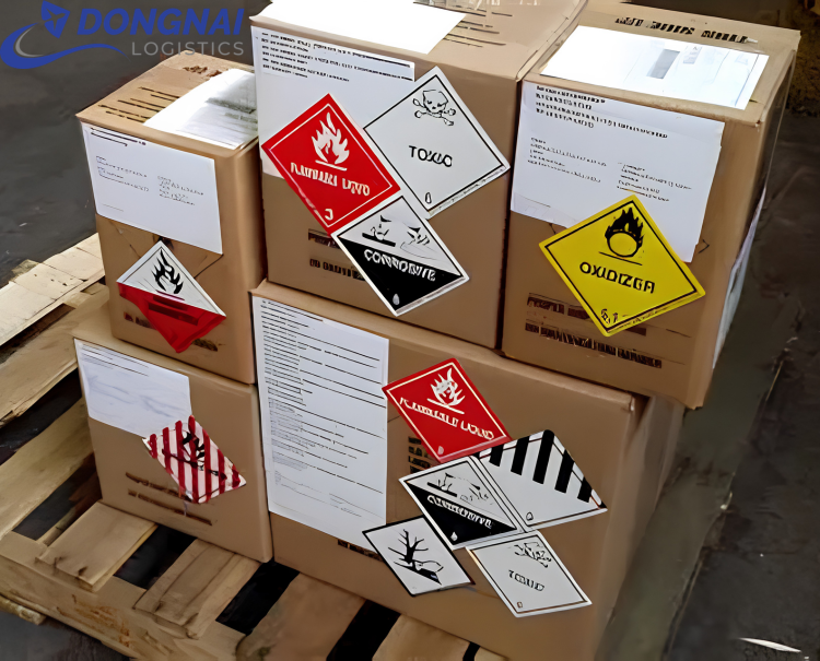 Hàng Nguy Hiểm Trong Logistics Được Phân Loại Ra Sao?
